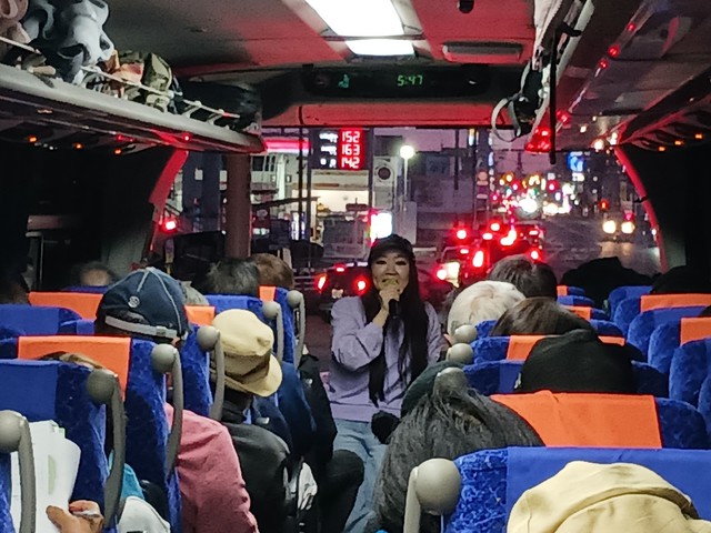 14．帰りのバスの中では、じゃんけん大会で大盛り上がり<br />
